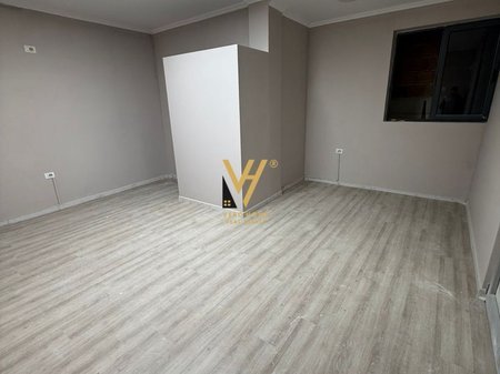 Tirane, jepet me qera ambjent biznesi Kati 2, 32 m² 300 € (SAUK)