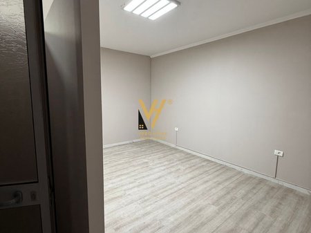Tirane, jepet me qera ambjent biznesi Kati 2, 32 m² 300 € (SAUK)
