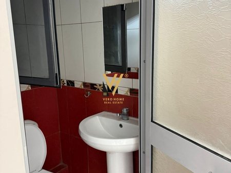Tirane, jepet me qera ambjent biznesi Kati 2, 32 m² 300 € (SAUK)