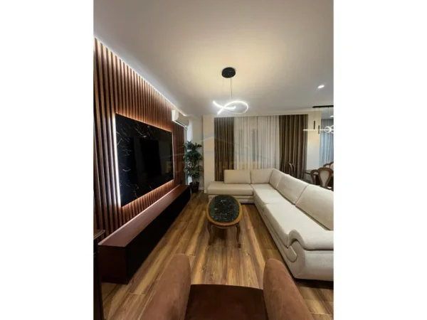 Tirane, jepet me qera apartament 2+1+Ballkon Kati 4, 102 m² 1.000 € (Rruga Mine Peza , Tirane)