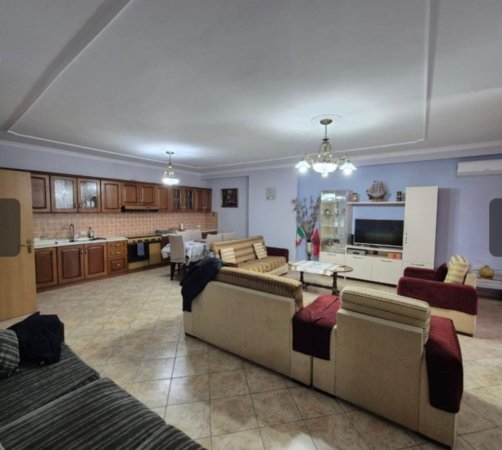 Tirane, jepet me qera apartament 2+1 Kati 5, 125 m² 650 € (rruga kavajes)