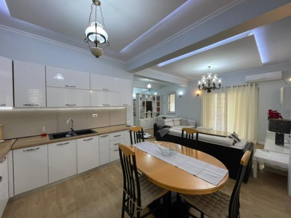 Tirane, jepet me qera apartament 2+1+Ballkon Kati 2, 103 m² 950 € (Rruga Durresit)