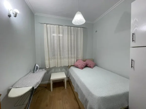 Tirane, jepet me qera apartament 2+1+Ballkon Kati 2, 103 m² 850 € (Rruga Durresit)