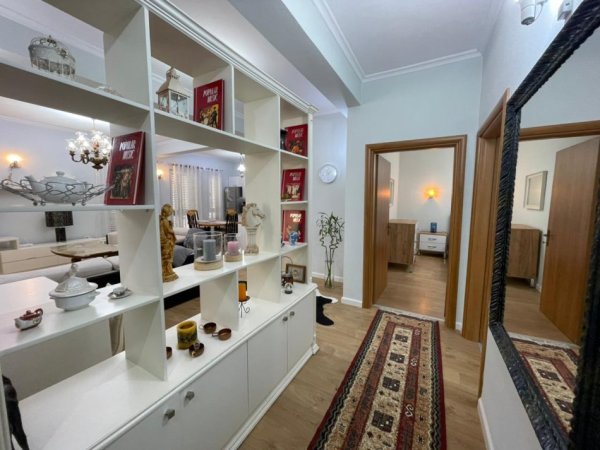 Tirane, jepet me qera apartament 2+1+Ballkon Kati 2, 103 m² 950 € (Rruga Durresit)