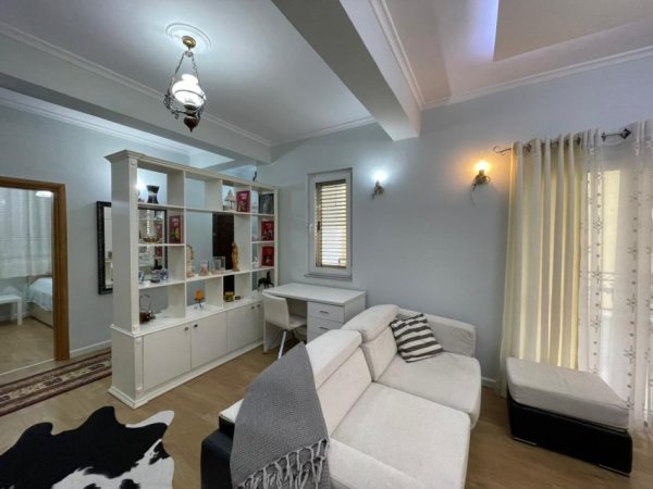 Tirane, jepet me qera apartament 2+1+Ballkon Kati 2, 103 m² 950 € (Rruga Durresit)