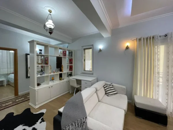 Tirane, jepet me qera apartament 2+1+Ballkon Kati 2, 103 m² 850 € (Rruga Durresit)