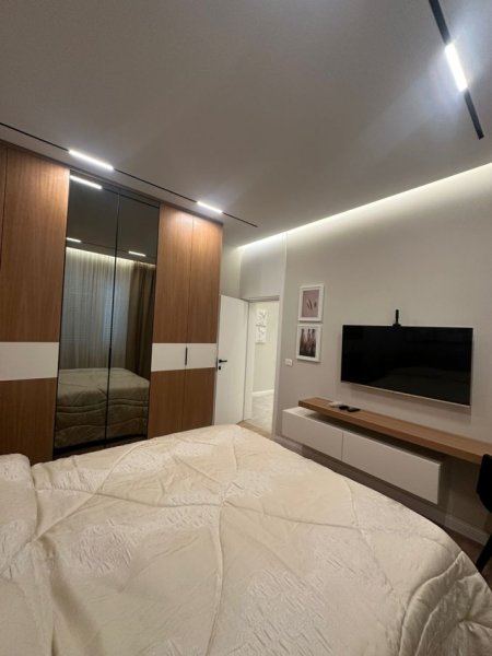 Tirane, jepet me qera apartament 1+1+Ballkon Kati 4, 60 m² 700 € (Rruga Barrikadave)