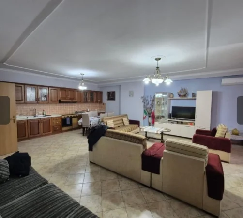 Tirane, jepet me qera apartament 2+1 Kati 5, 125 m² 650 € (21 dhjetori)