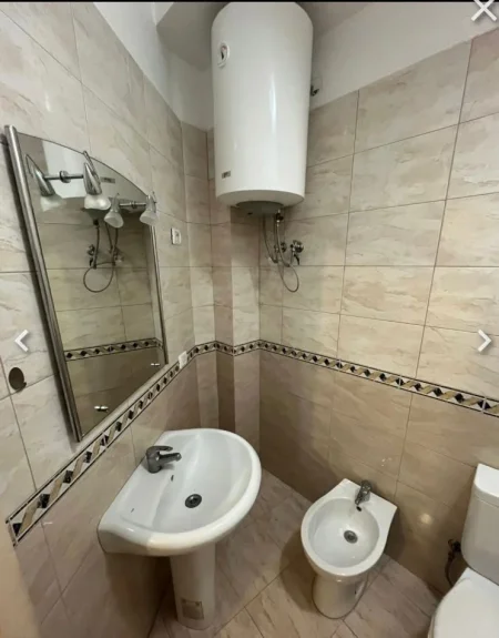 Tirane, jepet me qera apartament 1+1 Kati 2, 70 m² 420 € (liqeni thate)