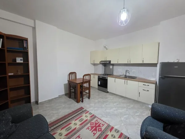 Tirane, jepet me qera apartament 1+1 , 70 m² 430 € (liqeni thate)