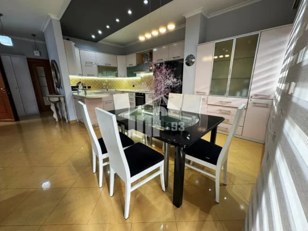 Tirane, jepet me qera apartament 2+1+Ballkon Kati 2, 150 m² 1.500 € (MBRAPA AMBASADES AMERIKANE)