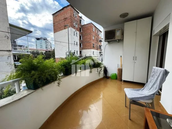 Tirane, jepet me qera apartament 2+1+Ballkon Kati 2, 150 m² 1.500 € (MBRAPA AMBASADES AMERIKANE)