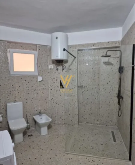 Tirane, jepet me qera zyre Kati 2, 127 m² 1.100 € (RRUGA VASO PASHA)