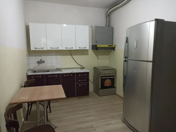 Jepet me qera hyrje 2+1, (pranë hipotekës)