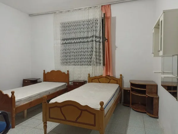 Jepet me qera hyrje 2+1, (pranë hipotekës)