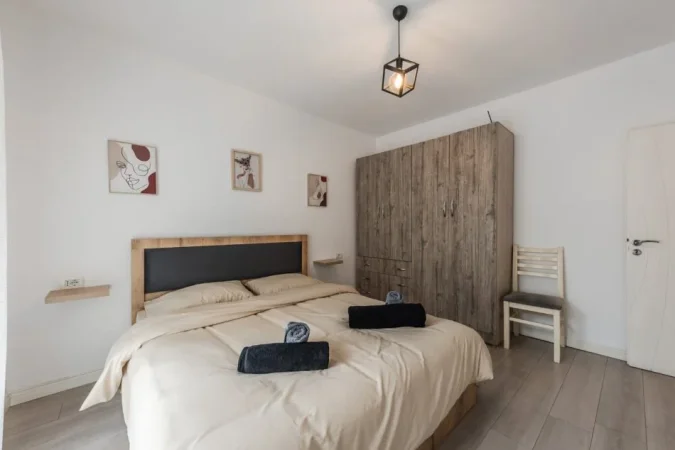 Tirane, jepet me qera apartament 2+1+Ballkon Kati 1, 100 m² 700 € (Rruga Qemal Stafa)