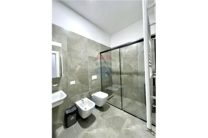 Tirane, jepet me qera apartament 2+1+Ballkon , 123 m² 1.000 € (Square 21)
