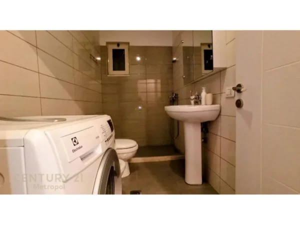 Tirane, jepet me qera apartament 2+1+Ballkon Kati 5, 95 m² 500 € (selite)