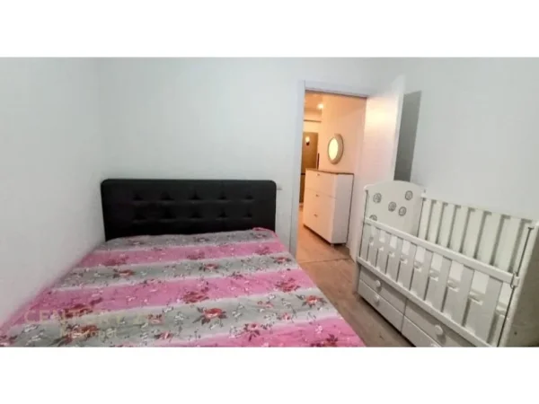 Tirane, jepet me qera apartament 2+1+Ballkon Kati 5, 95 m² 500 € (selite)