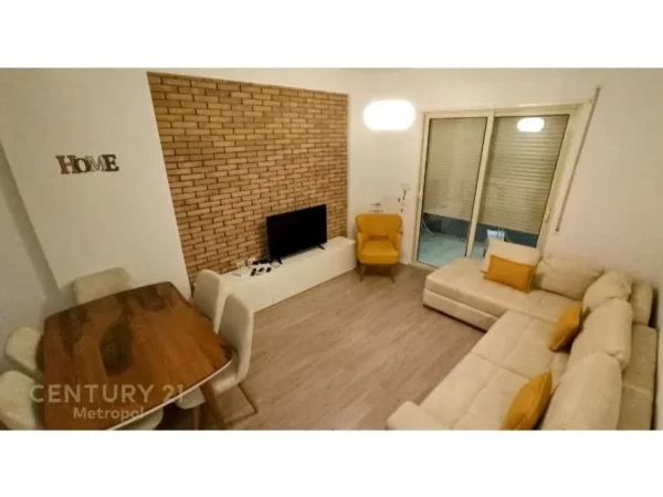 Tirane, jepet me qera apartament 2+1+Ballkon Kati 5, 95 m² 500 € (selite)