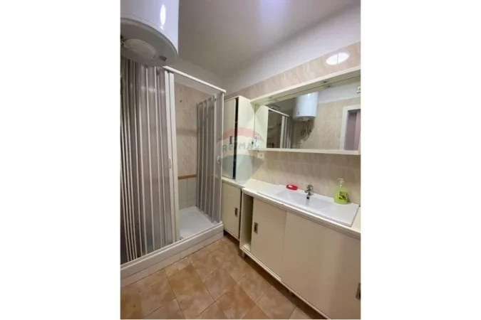 Tirane, jepet me qera 2+1+Ballkon Kati 2, 110 m² 11.000 € (ish Ekspozita)