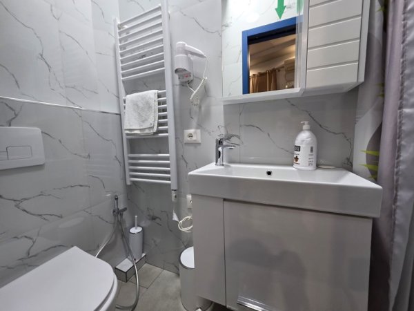 Tirane, jepet me qera zyre ose per banim Kati 1, 35 m² 600 €- Bllok