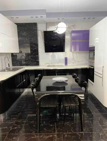 Tirane, jepet me qera apartament 3+1+Ballkon , 140 m² 1.350 € (Bllok)