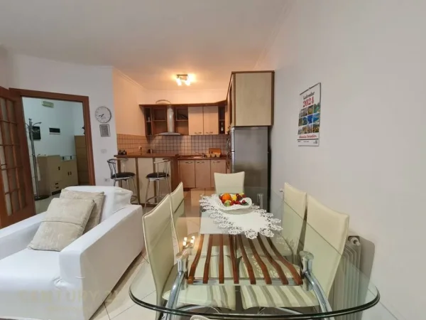 Tirane, jepet me qera apartament 1+1+Aneks+Ballkon Kati 5, 70 m² 700 € 