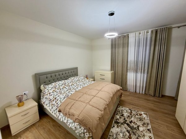 Tirane, jepet me qera apartament 2+1+Aneks+Ballkon Kati 2, 114 m² 650 € (29 Nentori)