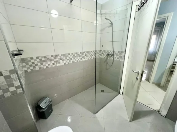 Tirane, jepet me qera apartament 2+1+Aneks+Ballkon Kati 3, 580 € (RRUGA DIBRES)