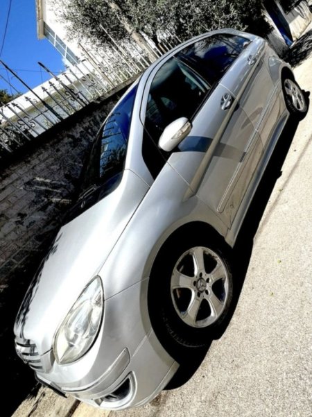Tirane, shes makine B Class Nafte, gri metalizato automatik Kondicioner 300.000 km 2.000 €