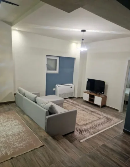 Tirane, jepet me qera apartament 2+1+Ballkon , 85 m² 700 € (Stacioni i Trenit)