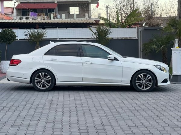 Fier, shes makine MERCEDES BENZ E220 DIESEL-AUTOMATIK-FULL OPTIONS XHAMA TE ZINJ-2 CELSA-11 EURO OSE NDERROHET-069 44 00 305 Nafte, e bardhë automatik Kondicioner 209.000 km 11.000 €