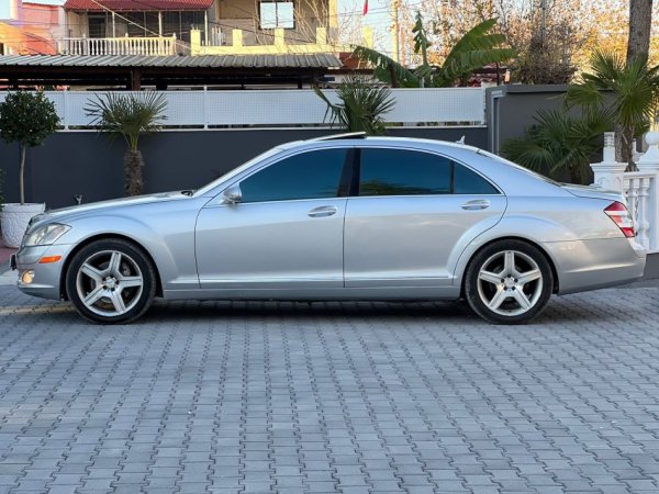 Fier, shes makine MERCEDES BENZ S550 BENZIN + GAZ-LUNGO-LETRAT 10-2026 MUNDESI NDERRIMI-7200 EURO-SUPER GJENDJE-069 44 00 305 Benzin+Gaz, gri metalizato automatik Kondicioner 245.000 km 7.200 €