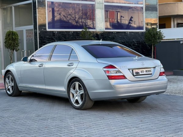 Fier, shes makine MERCEDES BENZ S550 BENZIN + GAZ-LUNGO-LETRAT 10-2026 MUNDESI NDERRIMI-7200 EURO-SUPER GJENDJE-069 44 00 305 Benzin+Gaz, gri metalizato automatik Kondicioner 245.000 km 7.200 €