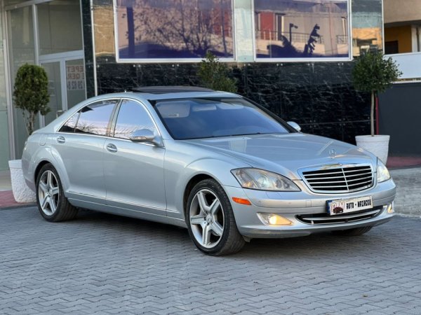 Fier, shes makine MERCEDES BENZ S550 BENZIN + GAZ-LUNGO-LETRAT 10-2026 MUNDESI NDERRIMI-7200 EURO-SUPER GJENDJE-069 44 00 305 Benzin+Gaz, gri metalizato automatik Kondicioner 245.000 km 7.200 €