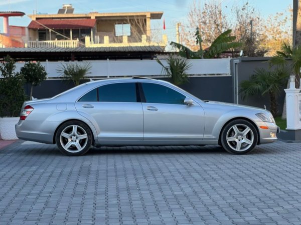 Fier, shes makine MERCEDES BENZ S550 BENZIN + GAZ-LUNGO-LETRAT 10-2026 MUNDESI NDERRIMI-7200 EURO-SUPER GJENDJE-069 44 00 305 Benzin+Gaz, gri metalizato automatik Kondicioner 245.000 km 7.200 €