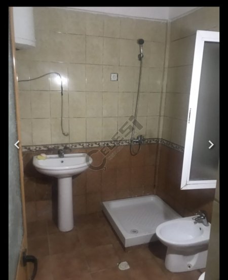 Tirane, jap me qera Vile 1+1+Ballkon Kati 1, 65 m² 270 € (Rruga Llambi Bonata)