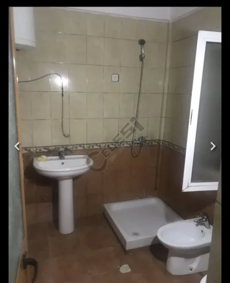 Tirane, jap me qera Vile 1+1+Ballkon Kati 1, 65 m² 270 € (Rruga Llambi Bonata)