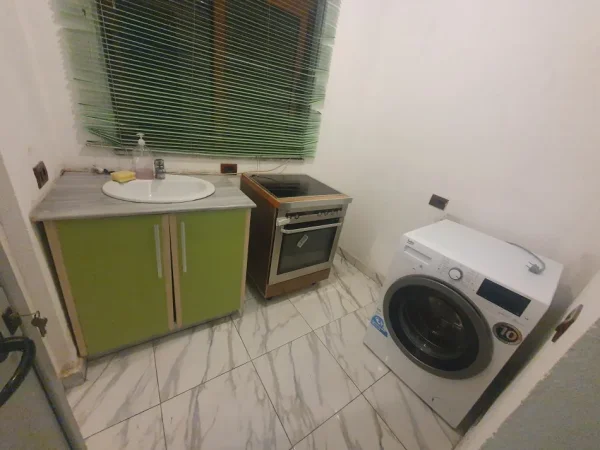 Tirane, jepet me qera nga Pronari, pa-komision garsonier 1+1 Kati 0, 40 m² 300 € (Rruga Migjeni LAPRAkE)