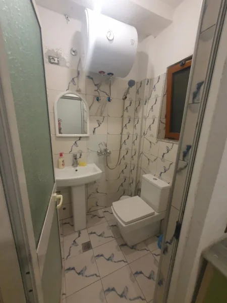 Tirane, jepet me qera nga Pronari, pa-komision garsonier 1+1 Kati 0, 40 m² 300 € (Rruga Migjeni LAPRAkE)