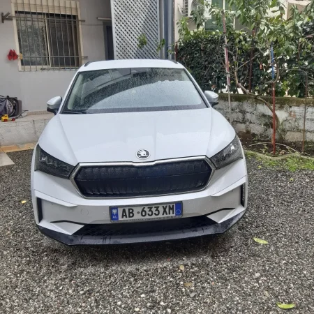 Tirane, shitet makine elektrike Skoda Enyaq Elektrike, e bardhë automatik Kondicioner 33.000 €