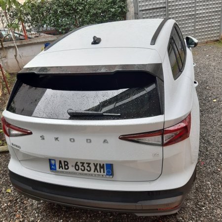 Tirane, shitet makine elektrike Skoda Enyaq Elektrike, e bardhë automatik Kondicioner 33.000 €
