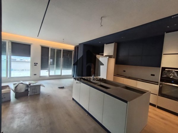 Tirane, shitet apartament+verande | Penthouse 2+1+Aneks+Ballkon Kati 8, 190 m² 350.000 € (Rruga 5-Maj)