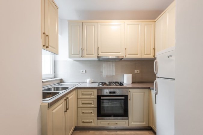 Tirane, jepet me qera apartament 2+1 Kati 1, 90 m² 700 € (Pazari Ri)