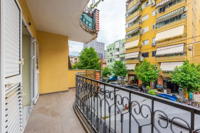 Tirane, jepet me qera apartament 2+1 Kati 1, 90 m² 700 € (Pazari Ri)