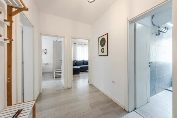 Tirane, jepet me qera apartament 2+1 Kati 1, 90 m² 700 € (Pazari Ri)