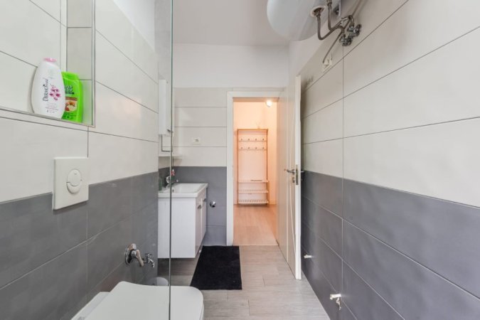 Tirane, jepet me qera apartament 2+1 Kati 1, 90 m² 700 € (Pazari Ri)