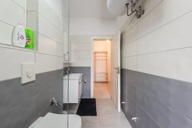 Tirane, jepet me qera apartament 2+1 Kati 1, 90 m² 700 € (Pazari Ri)