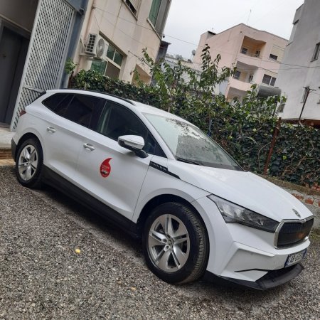 Tirane, shitet makine elektrike Skoda Enyaq Elektrike, e bardhë automatik Kondicioner 33.000 €